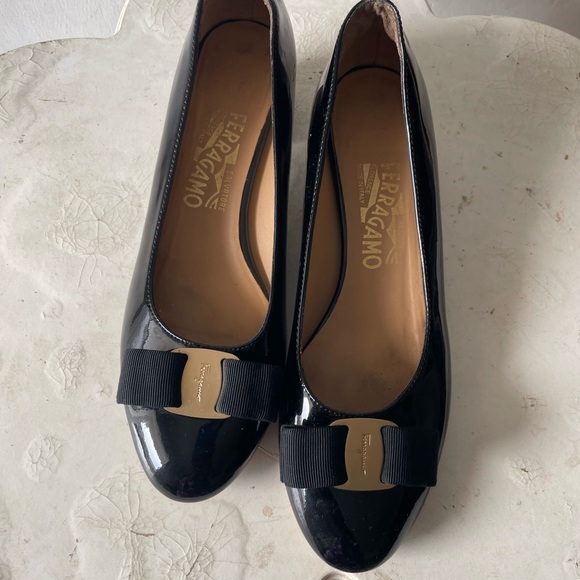 Authentic ⭐️Salvatore Ferragamo Black with Bow Detail - Picture 1 of 10